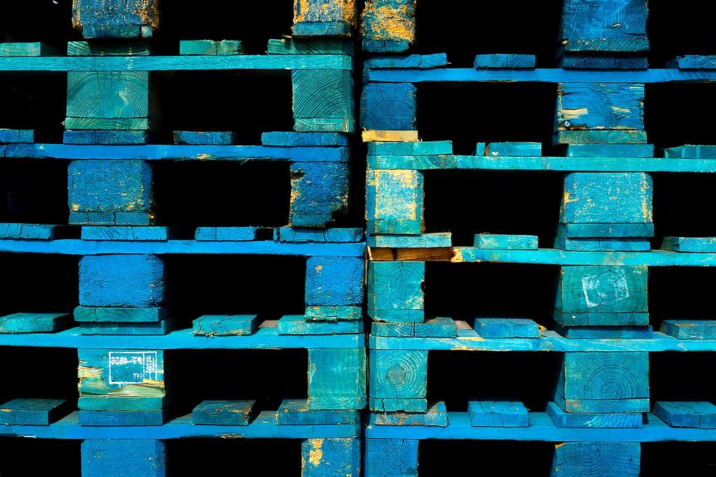 Quantum storage array with holographic data streams